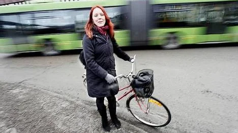 Anna Nordgren litar inte på att bussen går i tid, utan tar cykeln istället.