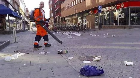 Fredrik Strömberg är en av många som städar i city.