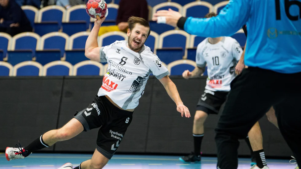 Marcus Ekman under ett möte med HK Malmö på bortaplan. Men att Guifkaptenen ska vara på väg till Skåne stämmer inte, enligt Ekman själv.