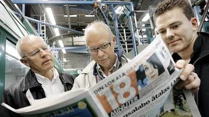Fr v UNT:s chefredaktör Lars Nilsson,  formchefen Lars Andersson och redaktören Jens Pettersson tar sig en titt i första numret av 18 minuter.