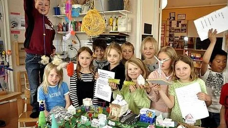 Eleverna i Stjärnorna, klass 2, har arbetat med att beskriva sitt drömsamhälle som de även har byggt upp som en modell. Gabriel Lidström håller i en pinne ovanför modellen. På pinnen sitter moln som ska ge regn och hjärtan som symboliserar kärlek.