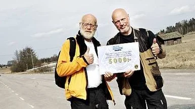 Gert Fylking och Robert Achberg vid Torstuna i sin vandring för att stödja Cancerfonden.