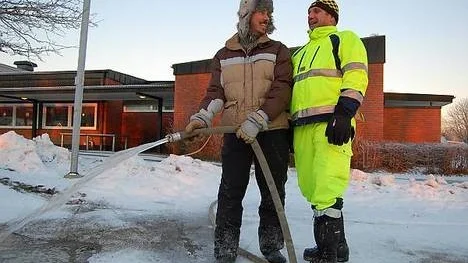 Ismakare. Tony Karlsson och Predrag Sekulic ägnade hela tisdagen åt att spola ut vatten till skridskois vid Kyrkskolan i Kyrkbyn.
