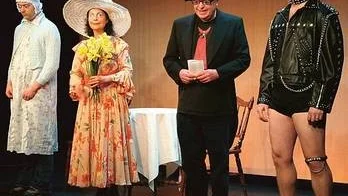 Teaterhörnan är insekternas revir och där är det Richard Ahlman, Maria Antoniou, Helge Skoog och Aksel Morisse som anger tonen några majveckor framöver.