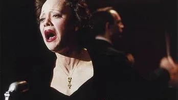 Marion Cotillard imponerar med sin rolltolkning av Edit Piaf i den dramatiska musikfilmen La vie en rose.