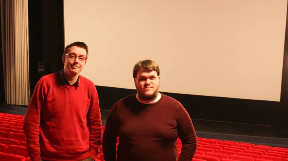 Felix Nordh och Sebasthian Wilnerzon Thörn visar recension i stora biosalongen på Joar Blå i Enköping.