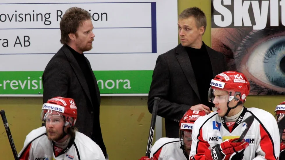 Bert Robertsson (t h) och Jonas Rönnqvist i Almtunas bås under en playofffmatch birta mot Mora i mars 2009.