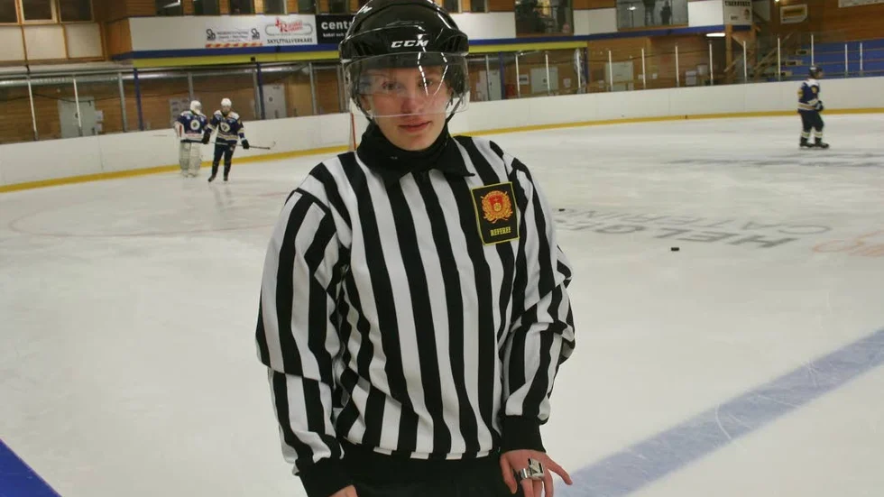 Felicia Carlenius, hockeydomare från Österbybruk, har på sex år klättrat till att den här säsongen döma matcher i SDHL.