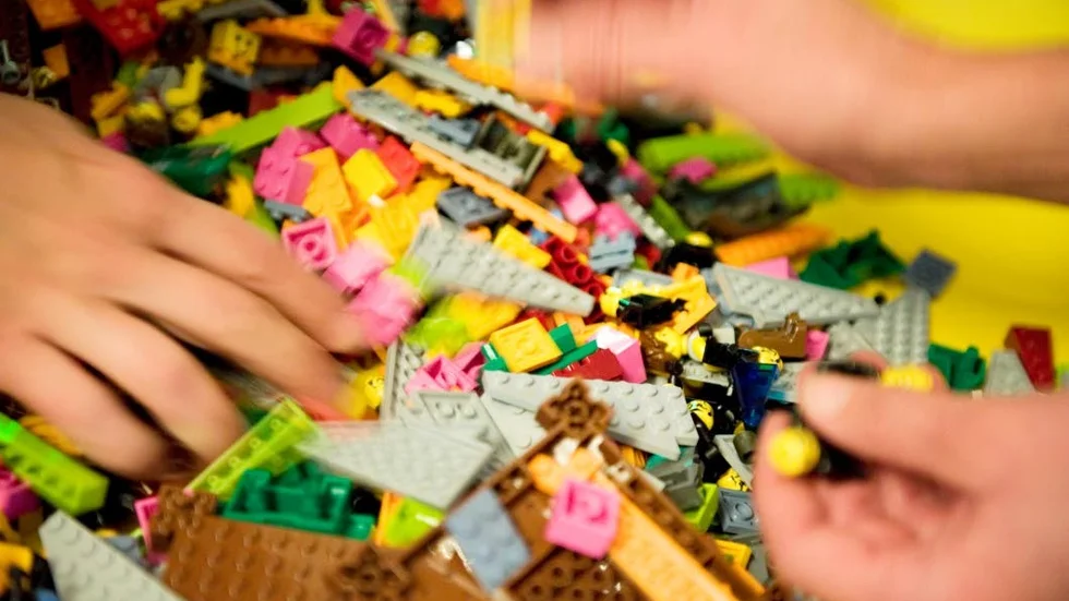 På stadsbiblioteket och Stenhagenbiblioteket håller legoexperten Olov Wingård i en aktivitet med vintertema.