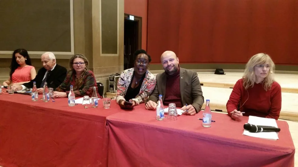 I panelen satt fr v Evin Ismail, ledarskribent på Arbetarbladet, Peter Nobel, fd generalsekreterare vid Svenska Röda Korset, Helene Lööv, historiker, Maureen Hoppers vid Integration & mångfald, Axfoundation, Mohamad Hassan (L), kommunalråd, Ingrid Helmius, universitetslektor i offentlig rätt.