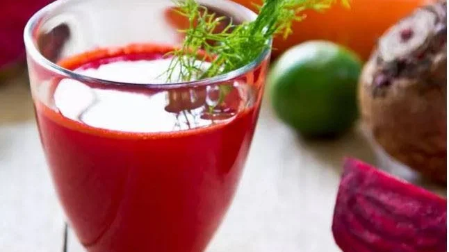 Rödbetsjuice innehåller mycket nitrit, som i kroppen omvandlas till kärlvidgande kväveoxid,