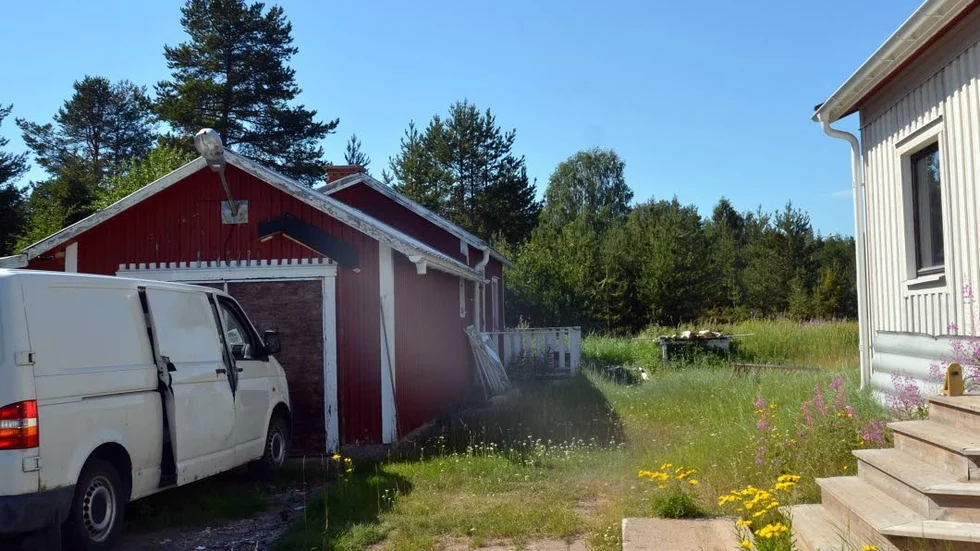 Det var här, både i bilen och i fastigheten till höger, som polisen slog till mot knarkfabriken. Åtta personer, vara två från Kalixtrakten, sitter häktade misstänkta för grova narkotikabrott.