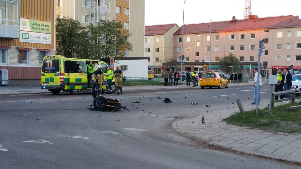 En ung man omkom då en motorcykel och taxibil krockade i helgen.