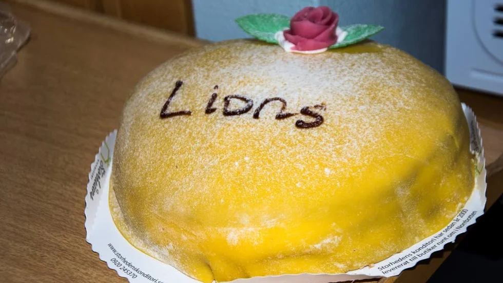 Sedan ett år tillbaka har Luleå Lions åkt ut och serverat tårta på Luleå kommuns alla äldreboenden under sommaren.