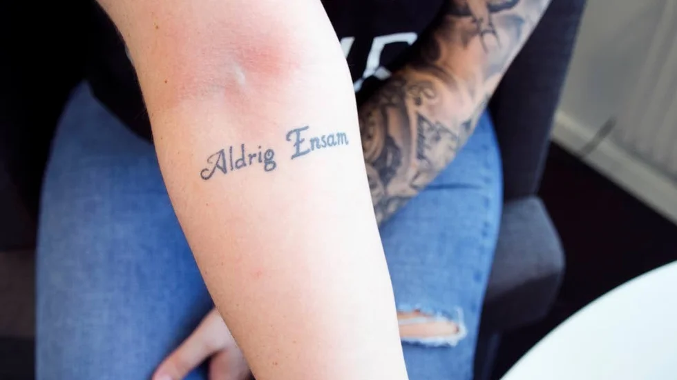 Tatueringen Aldrig Ensam är en påminnelse om just det.