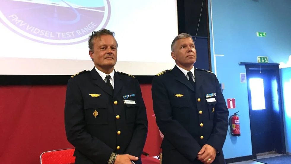 Mats Hakkarainen, till vänster, lämnar över till Stefan Kriegholm, till höger.