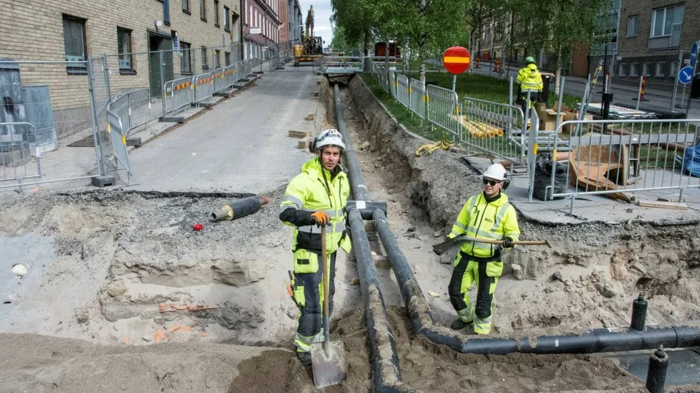 Mathias Karlsson och Christoffer Marjeta byter ut fjärrvärmerören i innerstaden.