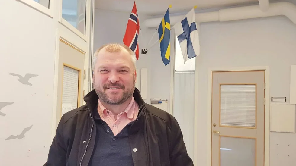 Fyller glapp. Leif Lahti, direktör på Utbildning Nord.