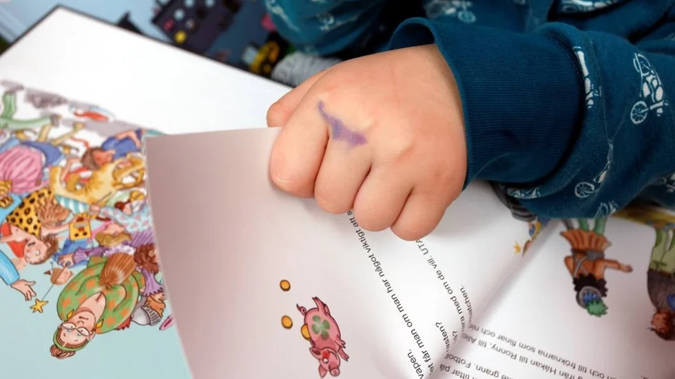 Svårt att hinna låna barnböcker? Nu ska nio förskolor i Uppsala få egna minibibliotek.