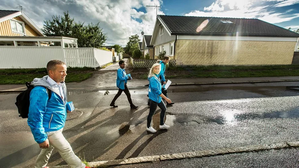 Strategiska. Moderaterna väljer ut områden där många har gått från S till M i de senaste valen.Närmast i bild Fredrik Ahlstedt och Madeleine Andersson i Gamla Uppsala.