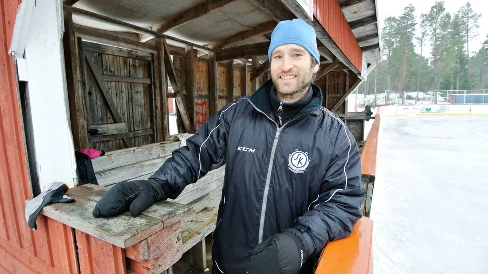 Ett steg framåt. Fredrik Strand är rinkansvarig i Öregrunds föräldraförening. – I min värld jobbar vi tillsammans för att främja ungdomars aktiviteter på det här området. Det är jätteroligt att det har kommit en bit på vägen i alla fall, säger Fredrik Strand.