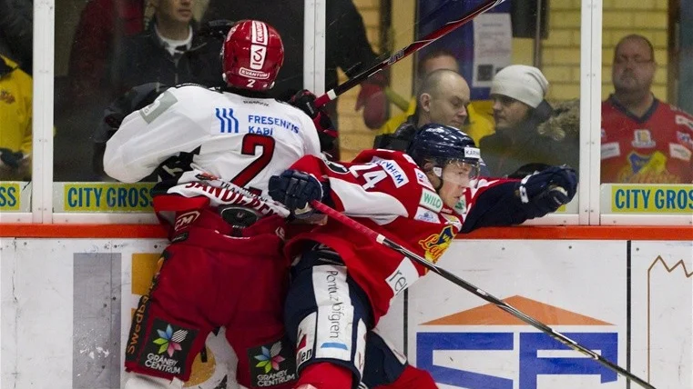 Ais' Fredrik Sandgren i duell med Joakim Hillding.