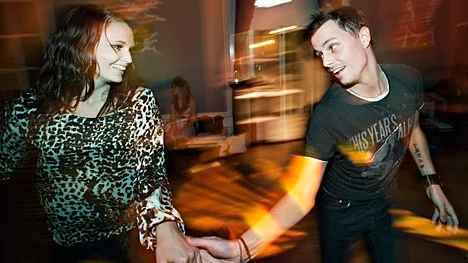 Emil Forseth och Emma Persson buggar loss.