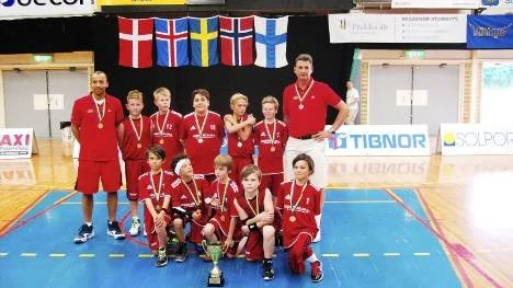 Övre rad fån vänster: Efongo Imbia (tränare), Lukas Lindqvist, Linus Brandin, Leo Moradi, Gabriel Waxberg, Ludvig Friberg, Johan Waxberg (tränare). Främre rad från vänster: Tim Renemar, John Imbia, Edvin Lineborn, Viktor Oskarsson, Ted Renemar.