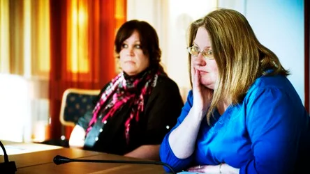 Pia-Maria Hammarling, till höger, behöver ledsagare på grund av en synskada. Hon tror att färre funktionshindrade kommer att vilja hitta på aktiviteter om de tvingas betala för ledsagarens kostnader. Ledsagaren Linda Sundblom tror att fler funktionshindrade kommer att bli sittande hemma i stället.