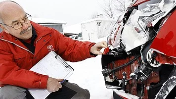 Kai Dröscher undersöker en krockad Toyota.