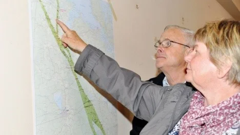 Kaj och Agnetha Enhorn planerar att flytta till Forsmark men känner sig oroade av den nya kraftledningen.