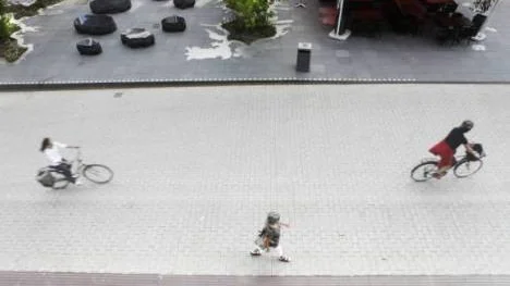 Dragarbrunsgatan i Uppsala. Här ska fordonsförare anpassa sin fart till gångtrafikanterna.