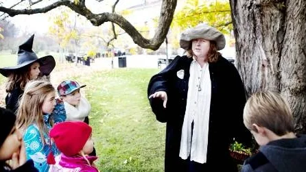 Professor Sprout (Annika Windahl Pontén) har växtlära med barnen som besökte Botaniska trädgårdens Harry Potter-dag.