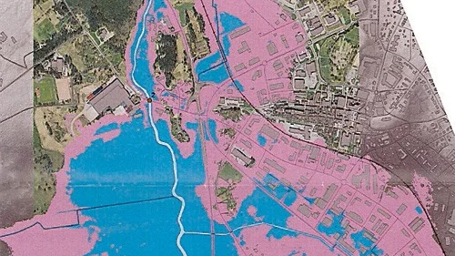 Stångån är översvämningskänsliga och ett hundraårsregn (blått fält) skulle kunna få katastrofala konsekvenser för tätorten.