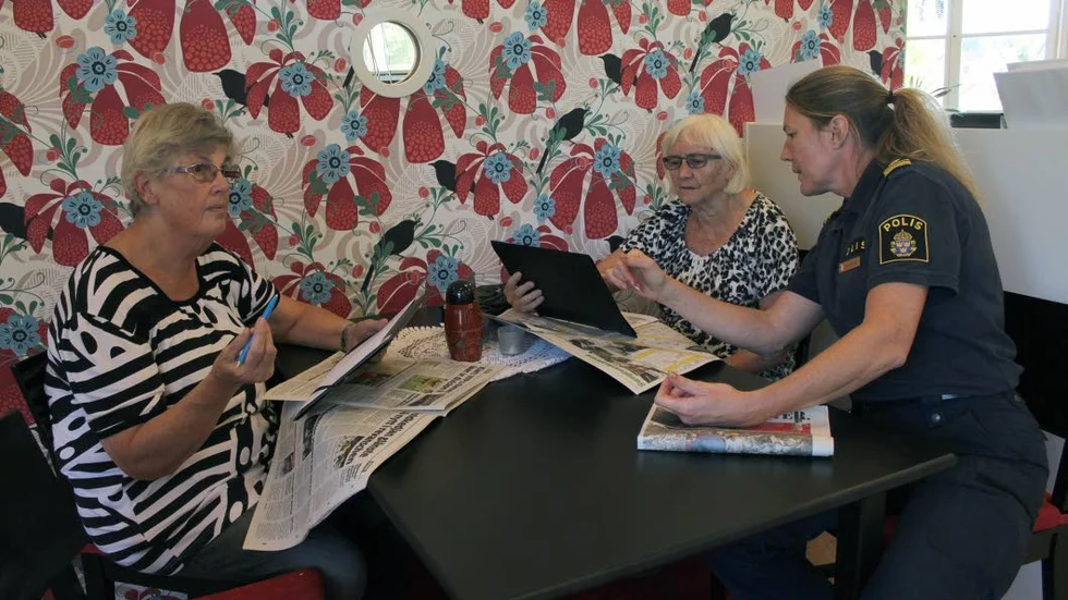 Medborgardialog. Gudrun Rosell och Inger Vänström pratar trygghet med polisen Lisa Koblanck.
