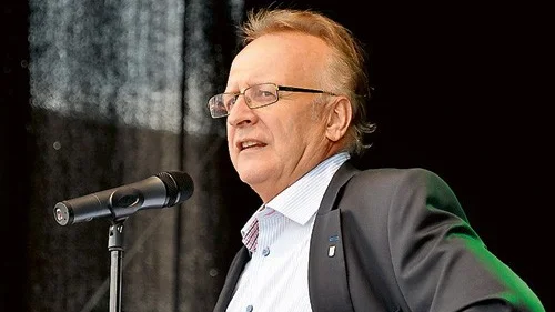 Kommunalrådet Micael Glennfalk (M) menar att det inte går att jämföra kommunens it-kostnad under 2013 med tidigare år.