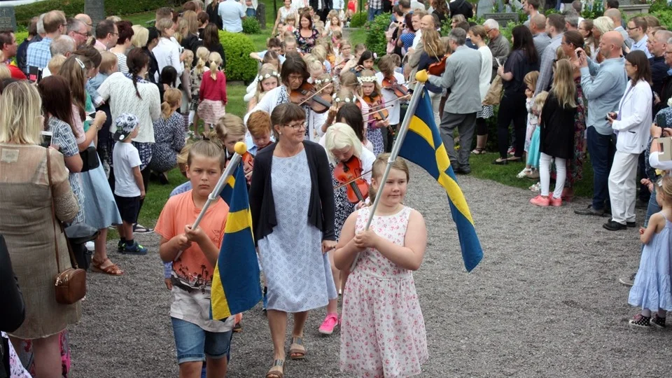 Förskolan till årskurs ett i Rimforsa skola tågar in i Tjärstad kyrka. Foto: Lars-Göran Bexell