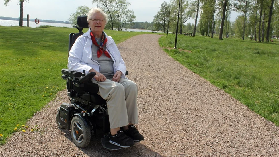 Kritiserat underlag. Elsy Larsson håller med om att Strandpromenadens nya beläggning är för grovt. "Tillgängligheten har försämrats, rullstolar och rollatorer har svårt att ta sig fram. Det är till och med svårt att gå", säger hon. Foto: Charlotte Madestam