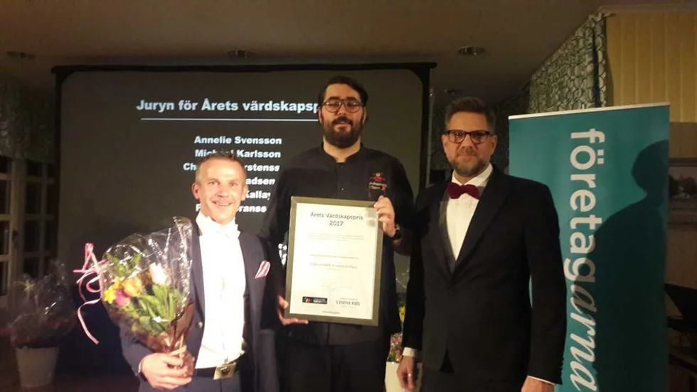 Fr.v Jocke Johansson Johannes Tengvall och t.h Peter Göransson som delade ut värdskapspriset till Astrid Lindgrens Värld