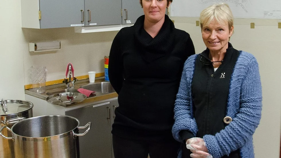 Charlotta Eriksson och Ann Johansson serverar korv till besökarna på nya kyrkogården. Foto: Roger M Carlsson