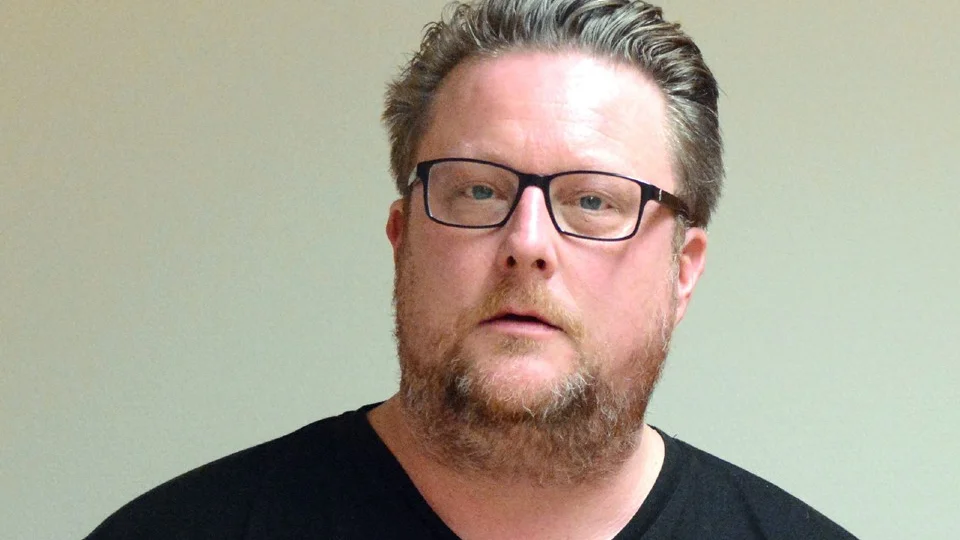 Ohälsosamt sporttokig journalist. I rakt nedstigande led, 32 generationer bakåt, ättling till Birger Jarl. Förövrigt det enda han har att glänsa med.