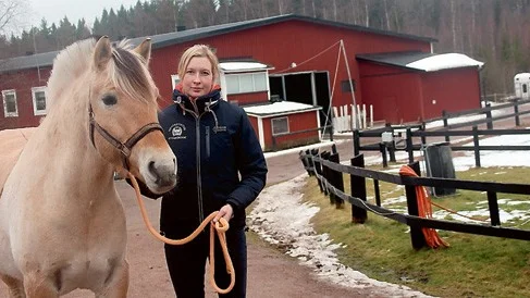 Riskerar konkurs. Verksamhetschefen Annika Rönning Olsson, här med föreningens trotjänare Pelle, är orolig för Vimmerby Ryttarförenings framtid.