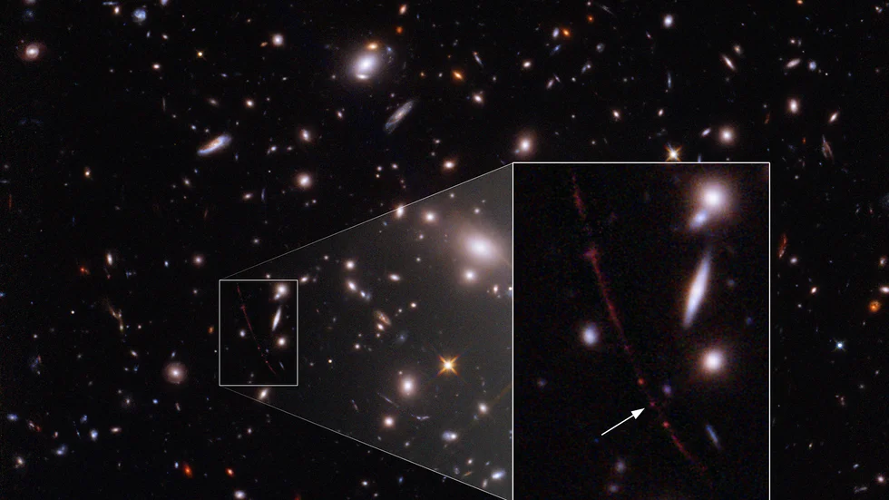 Earendel kallas den stjärna som forskare upptäckt på rekordavstånd från jorden, hela 12,9 miljarder ljusår bort. Ljuset syns genom att det förstärks som en effekt av gravitationen hos en stor galaxhop.