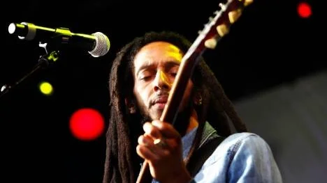 Julian Marley är en av reggaelegendaren Bob Marleys många barn. Sommarens planerade konsert i Parksnäckan skjuts nu fram ett år.