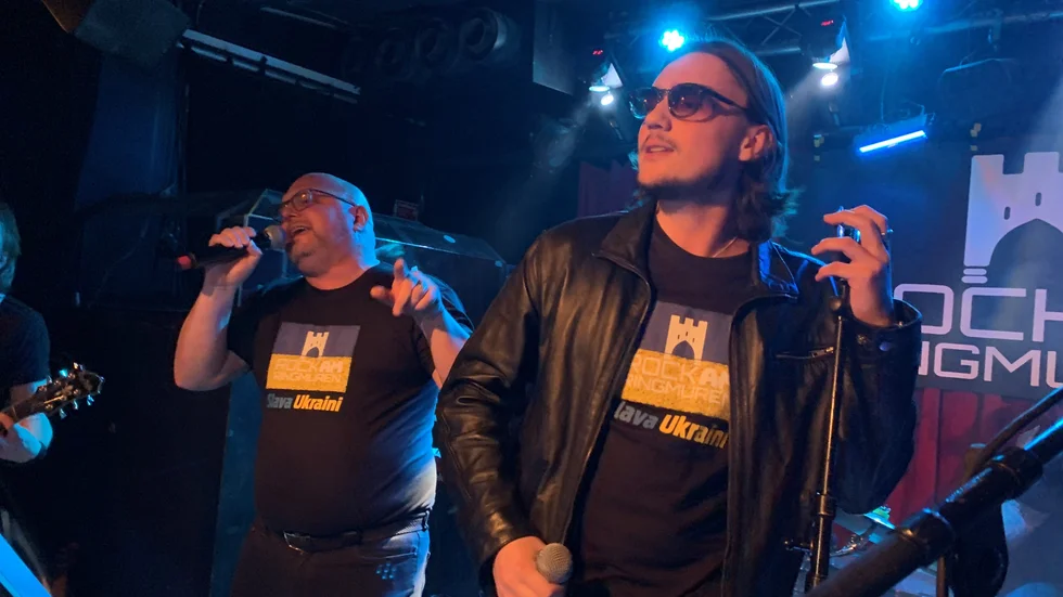 Magnus Olsson och rapparen Unga Herm var några av alla musiker och artister som stod på scenen under Rock am Ringmurens stödkonsert för krigets offer i Ukraina. 