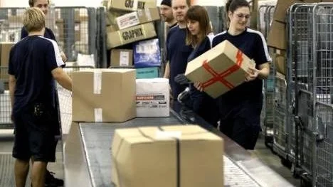 Pakethanteringen vid Posten.Nathalie Gustavsson(med paket).