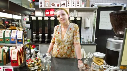 Kristina Vardein säljer choklad i Saluhallen.