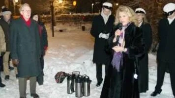 Namngivningsnämdens ordförande Anna-Karin Westerlund  inviger Valdemar Langlets plats.