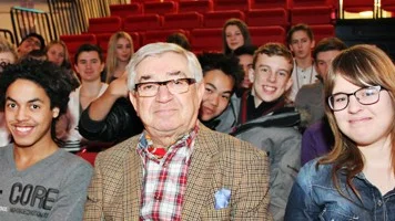 Tobias Rawet omgiven av niondeklassarna Fabricio Widén Eskhult och Sandra Hellberg.