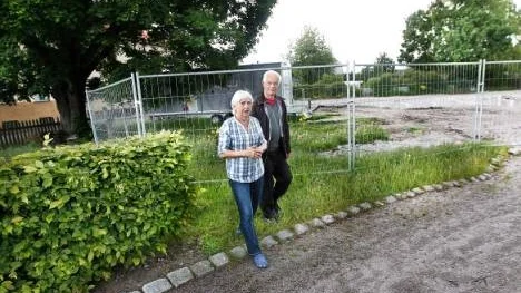Ingrid Eriksson och Jan Granath i Hallmans park.